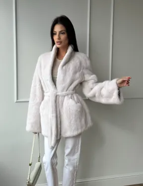 Белый меховой жакет из норки с V-образным воротником и поясом