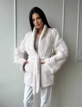 Белый меховой жакет из норки с V-образным воротником и поясом