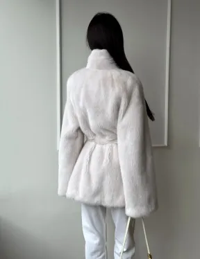 Белый меховой жакет из норки с V-образным воротником и поясом