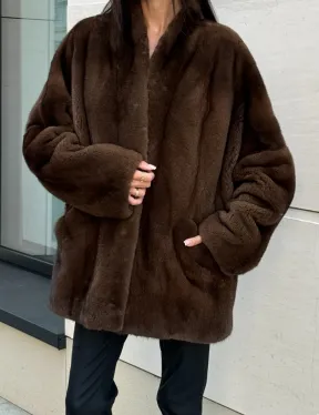 Стильная шубка из меха норки SAGA FURS  в цвете соболь