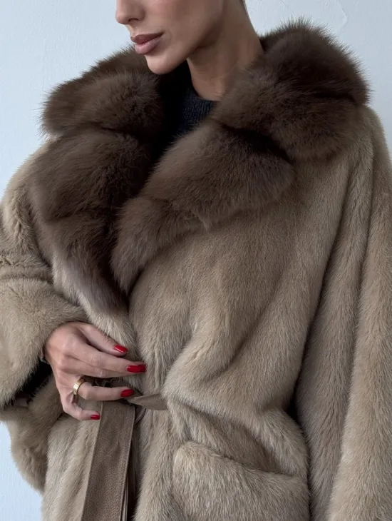 Зимнее пончо из меха норки Pastel с воротником из куницы