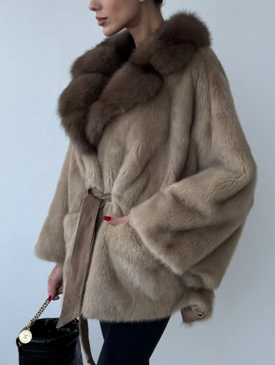 Зимнее пончо из меха норки Pastel с воротником из куницы
