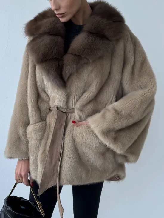 Зимнее пончо из меха норки Pastel с воротником из куницы