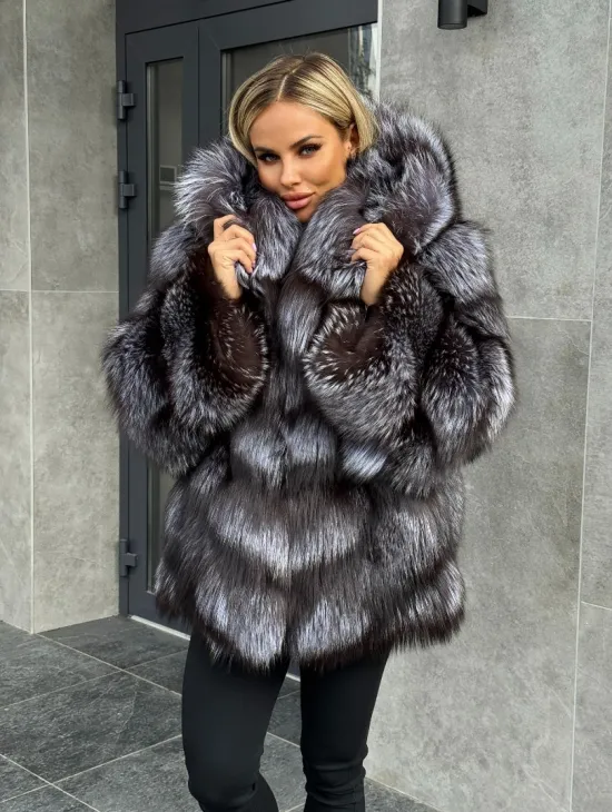 Шуба натуральная из чернобурки с капюшоном