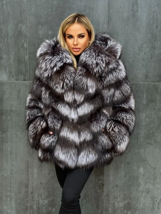 Шуба натуральная из чернобурки с капюшоном