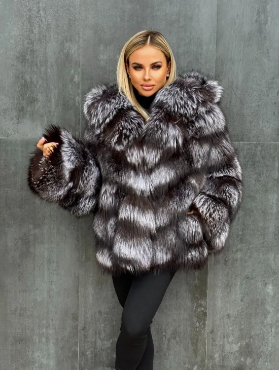 Шуба натуральная из чернобурки с капюшоном
