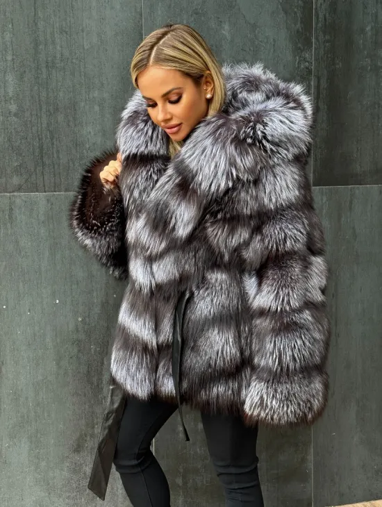 Шуба натуральная из чернобурки с капюшоном