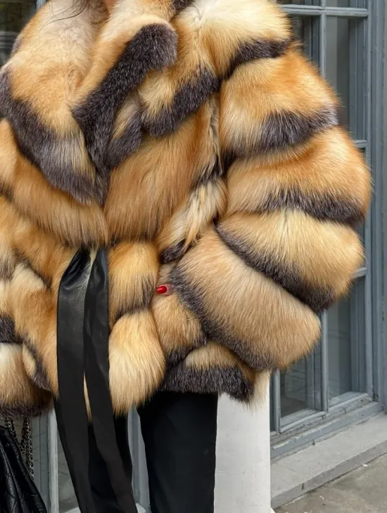 Шуба из меха лисы Golden-grey fox с английским воротником, с поясом