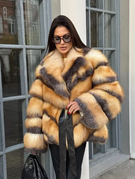 Шуба из меха лисы Golden-grey fox с английским воротником, с поясом