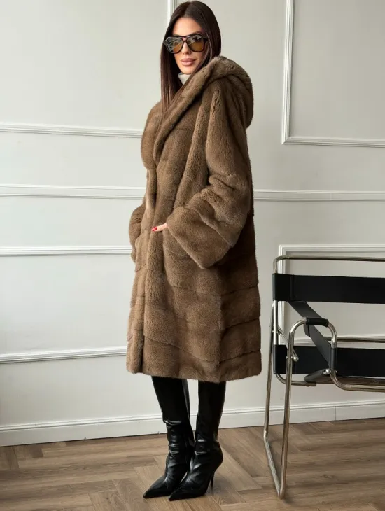 Шуба из меха премиальной плюшевой норки с капюшоном