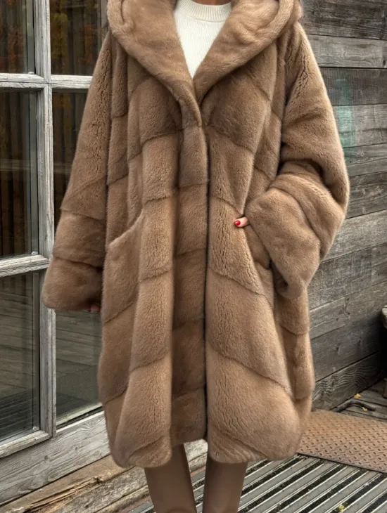 Шуба из меха премиальной плюшевой норки с капюшоном