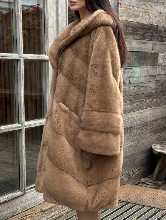 Шуба из меха премиальной плюшевой норки с капюшоном