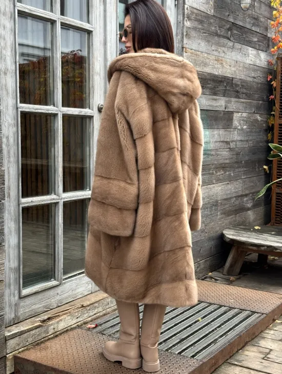 Шуба из меха премиальной плюшевой норки с капюшоном