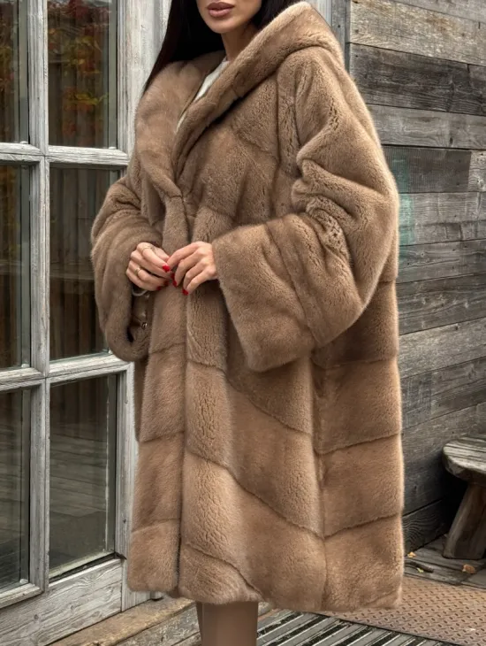 Шуба из меха премиальной плюшевой норки с капюшоном