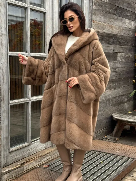 Шуба из меха премиальной плюшевой норки с капюшоном