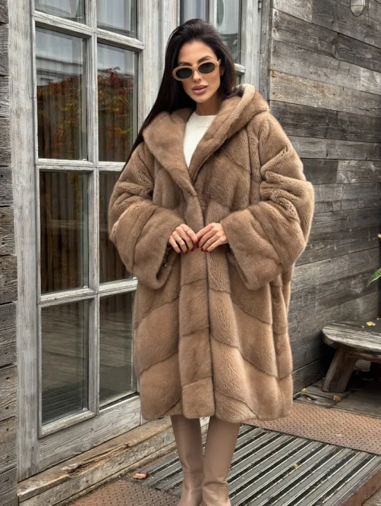 Шуба из меха премиальной плюшевой норки с капюшоном