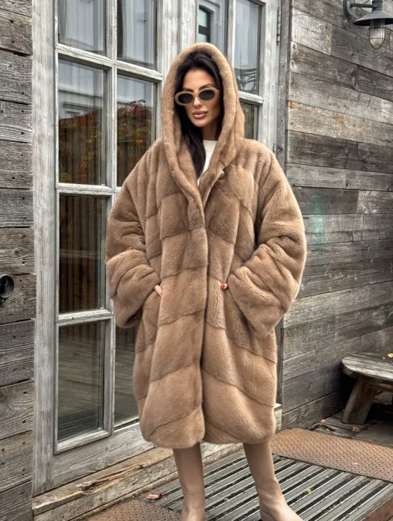 Шуба из меха премиальной плюшевой норки с капюшоном