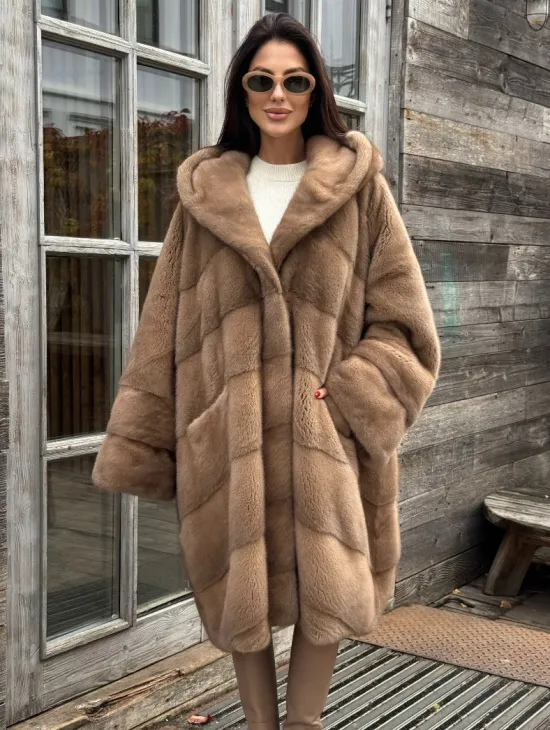 Шуба из меха премиальной плюшевой норки с капюшоном