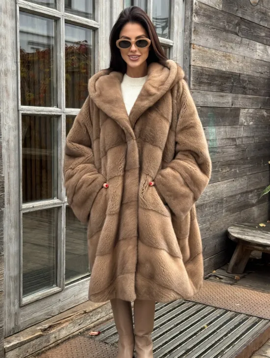 Шуба из меха премиальной плюшевой норки с капюшоном