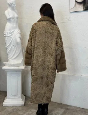 Длинное женское пальто из натурального меха каракульчи с отделкой из норки