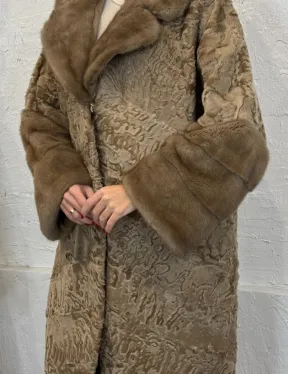 Длинное женское пальто из натурального меха каракульчи с отделкой из норки