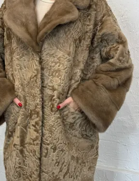 Длинное женское пальто из натурального меха каракульчи с отделкой из норки