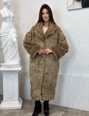 Длинное женское пальто из натурального меха каракульчи с отделкой из норки