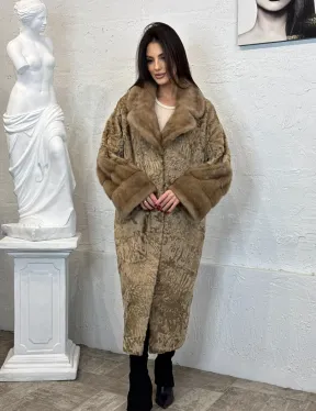 Длинное женское пальто из натурального меха каракульчи с отделкой из норки