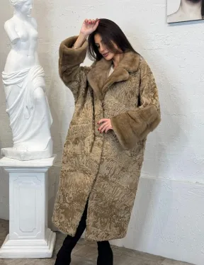 Длинное женское пальто из натурального меха каракульчи с отделкой из норки