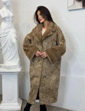 Длинное женское пальто из натурального меха каракульчи с отделкой из норки