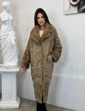Длинное женское пальто из натурального меха каракульчи с отделкой из норки
