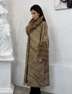 Длинное женское пальто из натурального меха каракульчи с отделкой из норки
