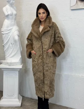 Длинное женское пальто из натурального меха каракульчи с отделкой из норки