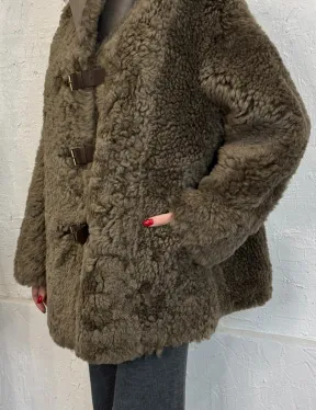 Дублёнка «Дафлкот» cредней длины из овчины Tigrado на застёжках - кожаные ремешки