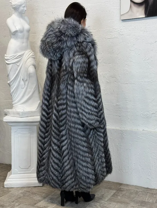 Длинная шуба с капюшоном из натуральной лисы Silver Fox Fur в росшив