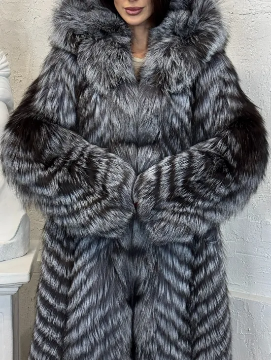 Длинная шуба с капюшоном из натуральной лисы Silver Fox Fur в росшив