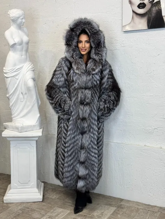 Длинная шуба с капюшоном из натуральной лисы Silver Fox Fur в росшив