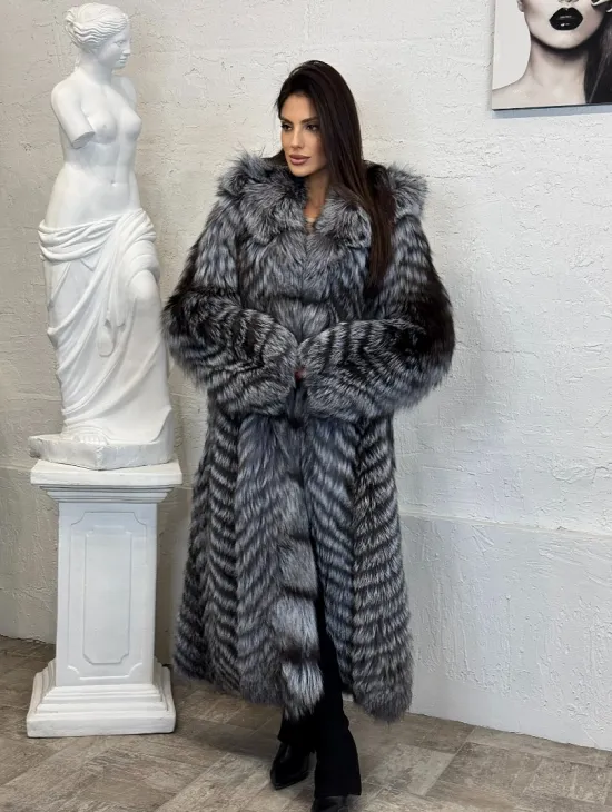 Длинная шуба с капюшоном из натуральной лисы Silver Fox Fur в росшив