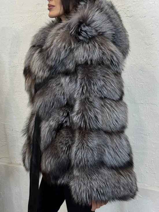 Полушубок с капюшоном из натурального меха лисы чернобурки с поясом