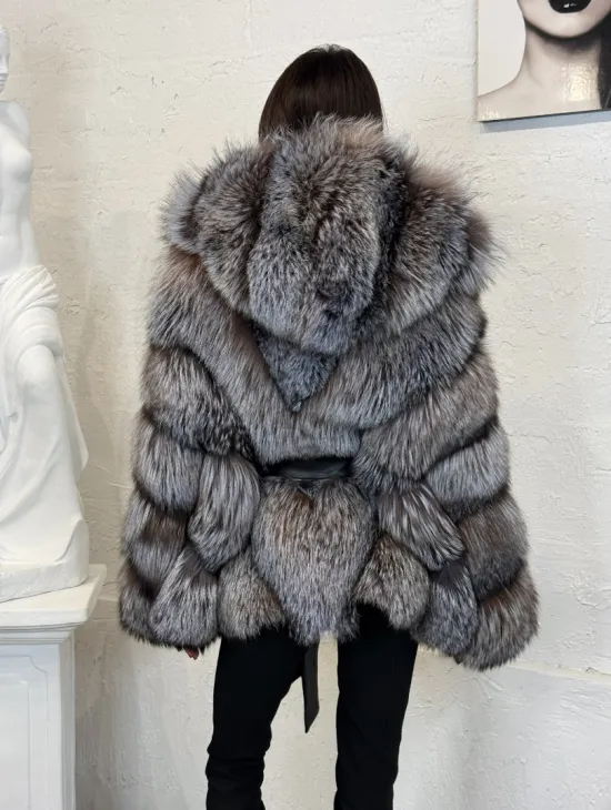 Полушубок с капюшоном из натурального меха лисы чернобурки с поясом