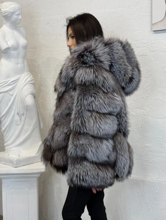 Полушубок с капюшоном из натурального меха лисы чернобурки с поясом