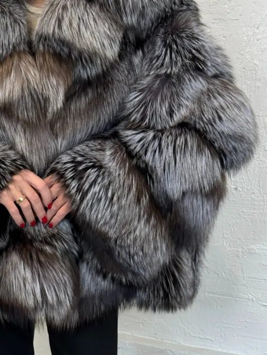 Полушубок с капюшоном из натурального меха лисы чернобурки с поясом