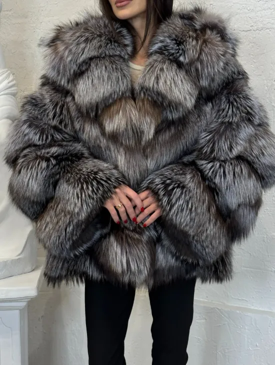 Полушубок с капюшоном из натурального меха лисы чернобурки с поясом