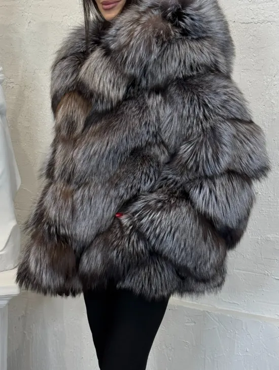 Полушубок с капюшоном из натурального меха лисы чернобурки с поясом