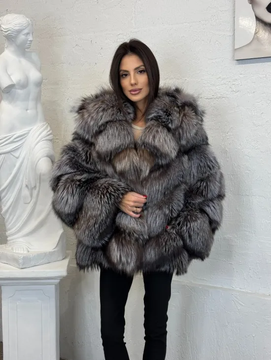 Полушубок с капюшоном из натурального меха лисы чернобурки с поясом