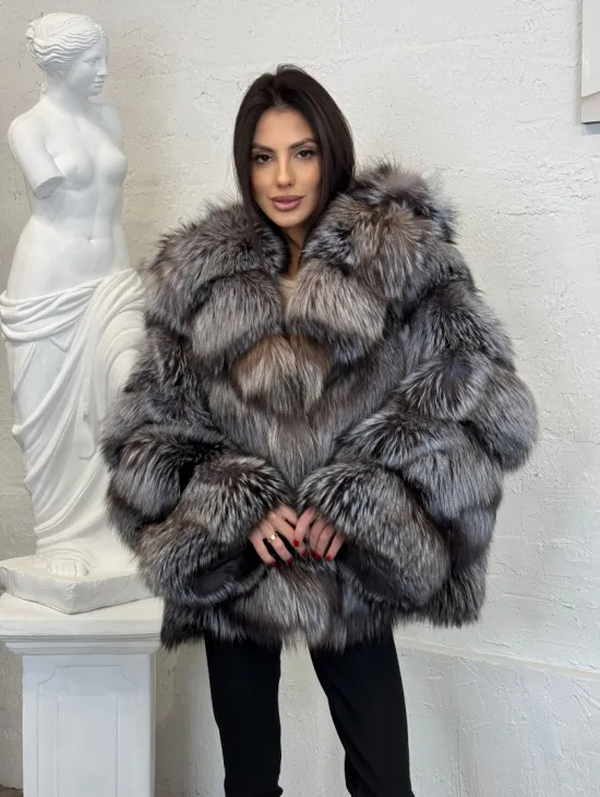 Полушубок с капюшоном из натурального меха лисы чернобурки с поясом