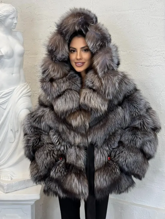 Полушубок с капюшоном из натурального меха лисы чернобурки с поясом