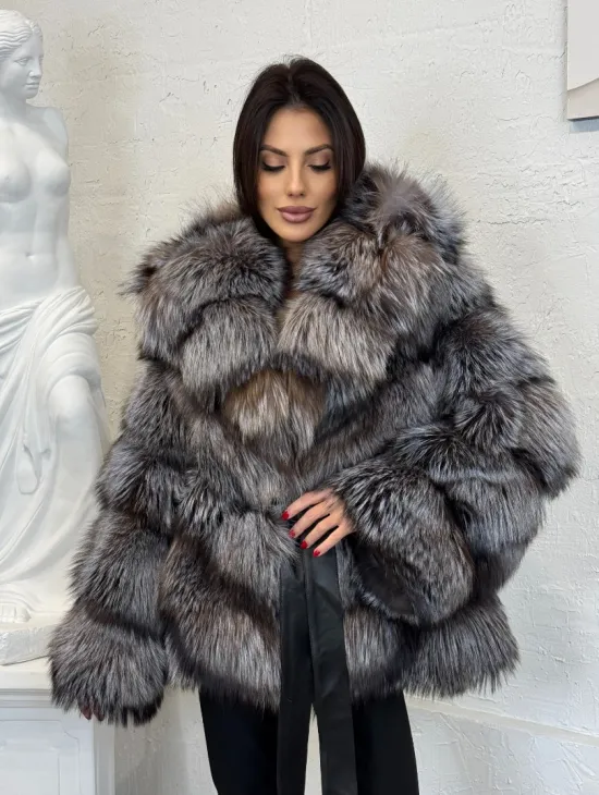 Полушубок с капюшоном из натурального меха лисы чернобурки с поясом