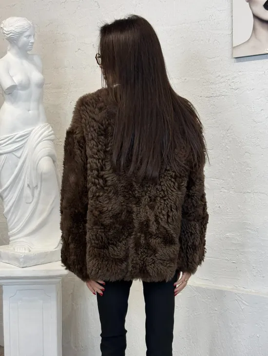 Короткая шуба из натуральной овчины с круглым вырезом и накладными карманами