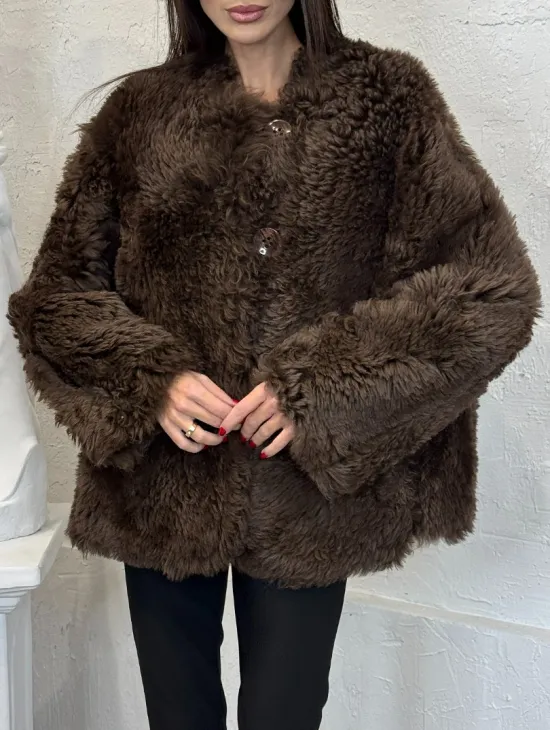 Короткая шуба из натуральной овчины с круглым вырезом и накладными карманами
